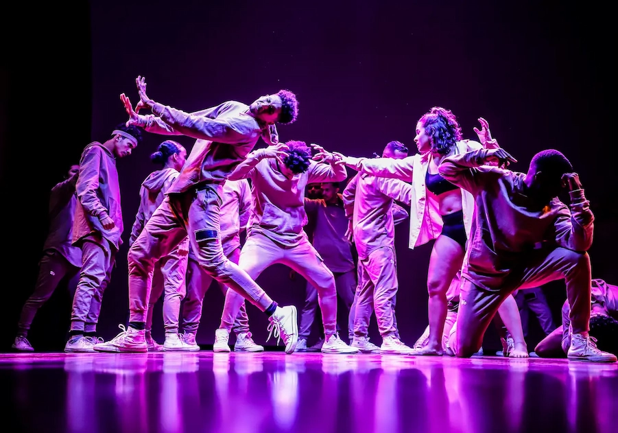 Can showing a dancing group of people